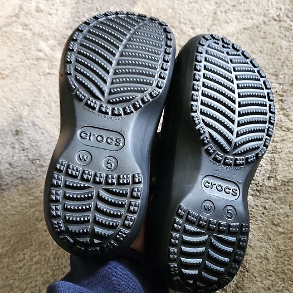 CROCS Black Slippers with Cozy Lining - Picture 4 of 4